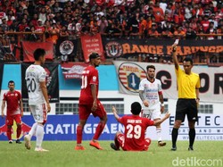 Menjelang laga usai pertandingan semakin panas. Wasit terpaksa mengeluarkan dua kartu merah yang diberikan gelandang Persija, Sandi Sute, bek Bali United, I Made Andika Wijaya.