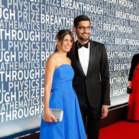 Dari hidup susah, kini si pria yang tidak memiliki TV saat muda itu berpenghasilan fantastis. Sundar dan Anjali kini tinggal di rumah super mewah di California yang memiliki fasilitas lengkap mulai dari lift sampai tempat spa. Pasangan ini hidup berbahagia dengan dua anak.  Foto: dok. Getty Images