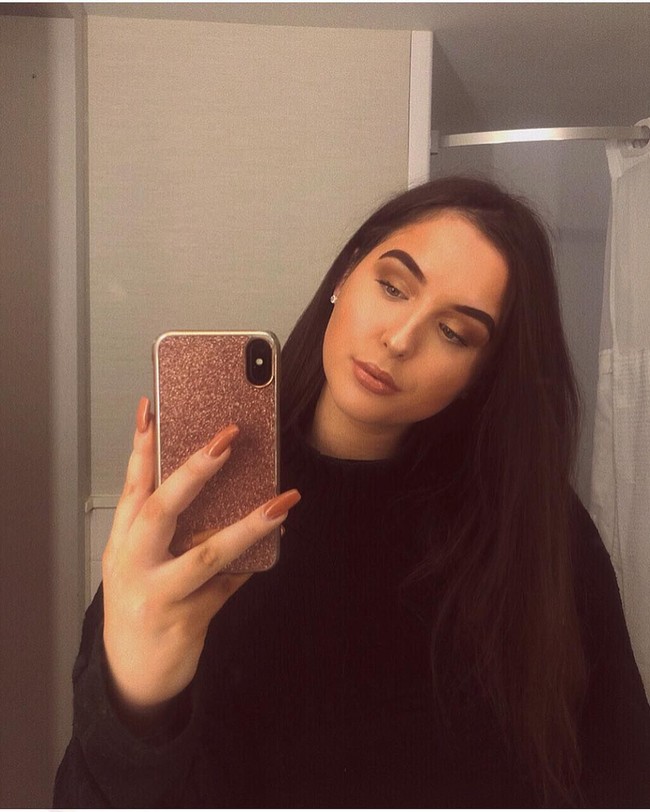 Thea Lauryn Chippendale merasa harga dirinya luntur setelah mendapatkan hinaan dari seorang pria di Tinder. Seorang pria menyebut bahwa busana yang dipakainya jelek dan tidak akan menolongnya untuk bisa mendapatkan kekasih.  Foto: dok. Instagram @thealaurynchippendale