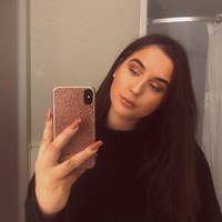 Thea Lauryn Chippendale merasa harga dirinya luntur setelah mendapatkan hinaan dari seorang pria di Tinder. Seorang pria menyebut bahwa busana yang dipakainya jelek dan tidak akan menolongnya untuk bisa mendapatkan kekasih.  Foto: dok. Instagram @thealaurynchippendale