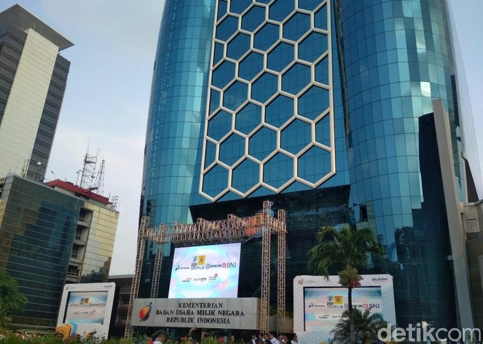 Sore ini, Minggu (5/5/2019), Kementerian BUMN memperingati hari ulang tahunnya yang ke-21. Dalam peringatan hari ulang tahunnya ini, kementerian melakukan peresmian gedung baru.