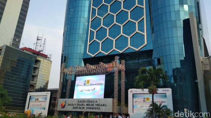 Sore ini, Minggu (5/5/2019), Kementerian BUMN memperingati hari ulang tahunnya yang ke-21. Dalam peringatan hari ulang tahunnya ini, kementerian melakukan peresmian gedung baru.