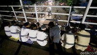 Warga Pasar Gembrong juga mengatakan sudah terbiasa melakukan tarawih di atas JPO setiap bulan Ramadhan. Ia memastikan aktivitas tersebut dilakukan tanpa menghilangkan fungsi dari JPO itu sendiri. Meskipun demikian, Ibadah pun berjalan khidmat, meski di bawah JPO terdengar hiruk pikuk dan lalu lalang kendaraan bermotor.