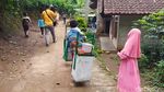 Potret Perjuangan Hidup Bocah SD yang Sekolah Sambil Jualan Bakso