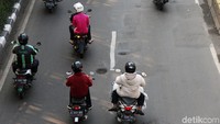 Jika tak kunjung diperbaiki, kondisi jalan tersebut akan membahayakan pengendara.