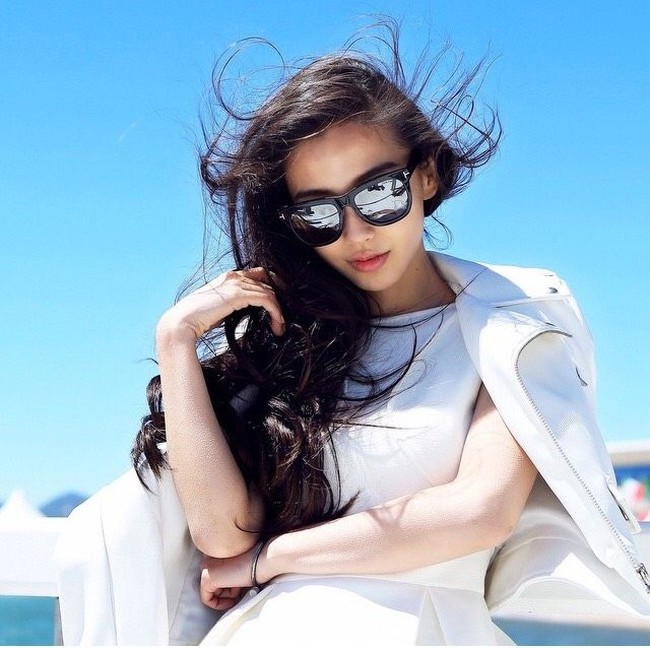 Seperti dikutip dari Asia One, Angelababy juga telah membintangi berbagai judul film dan drama di Negeri Tirai Bambu tersebut. Namun proyeknya yang paling populer di negaranya hanya reality show Running Man versi China. Foto: dok. Instagram @angelababyct