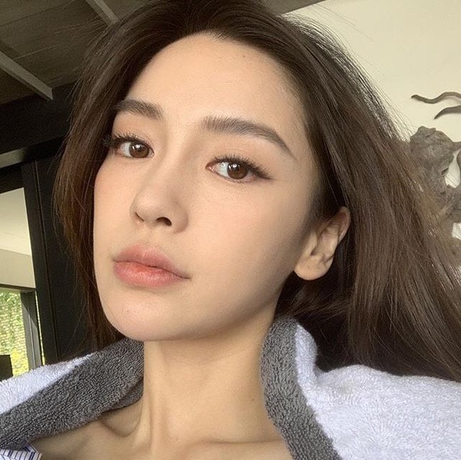 Pengguna media sosial di Weibo dan Instagram menilai Angelababy tidak pantas mewakili China dalam daftar wanita berbakat dunia tersebut. “Angelababy? Kamu bercanda ya? Bakatnya apa? protes netizen kala itu. Foto: dok. Instagram @angelababyct
