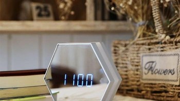 Mirror LED. Satu lagi jam dengan layar LED. Tapi yang satu ini terlihat sangat mirip cermin. Fiturnya antara lain terdapat lampu di samping, sehingga jam alarm ini bisa digunakan sebagai lampu malam di tempat tidur atau cermin rias. Foto: Hongkiat