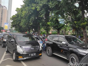 Ramai Peziarah, Omzet Pedagang Kembang TPU Karet Bivak Naik 50%