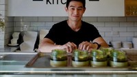 Namun dilihat dari video yang diungga Chef Arnold, juri MasterChef Indonesia itu menyebut adiknya sebagai Dessert King. Foto: Instagram reynoldpoer