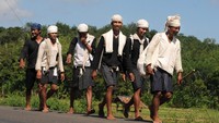 Dalam mengikuti tradisi tersebut, warga Baduy pun berjalan kaki dari kampung mereka di pedalaman Lebak, Banten, untuk bertemu dan menyampaikan aspirasi mereka kepada Bupati Lebak dan Gubernur Banten. Antara Foto/Muhammad Bagus Khoirunas.