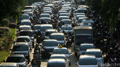 Hari Pertama Puasa, Jalanan Jakarta Macet Lebih Awal