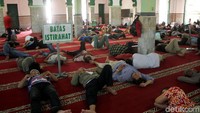 Sejumlah warga nampak beristirahat di Masjid Al Mamur, Tanah Abang, Jakarta, di hari pertama puasa, Senin (6/5/2019).