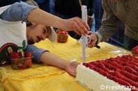 Keren! Italia Pecahkan Rekor Ciptakan Strawberry Cake Terpanjang di Dunia