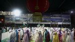 Potret Umat Muslim di Indonesia Laksanakan Salat Tarawih Pertama