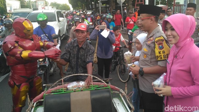 Saat Iron Man Bagi-bagi Takjil Buka Puasa di Alun-Alun Situbondo