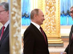 Perbandingan Foto Presiden Kazakhstan Asli dan Editan