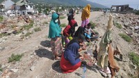 Warga berziarah di lokasi tempat hilangnya anggota keluarga mereka yang terdampak bencana likuifaksi di Balaroa, Palu, Sulawesi Tengah, Minggu (5/5/2019). Antara Foto/Mohamad Hamzah.