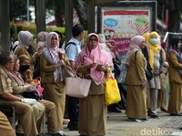 PNS Bakal Bisa Kerja dari Rumah, Jokowi Teken Aturan Mobil Listrik