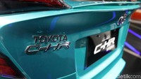Toyota C-HR dijual dengan harga mulai Rp 400 jutaan. C-HR Combustion Engine Single Tone dijual Rp 493.350.000, C-HR Combustion Engine Two Tone Rp 494.850.000, C-HR Hybrid Single Tone Rp 523.350.000, dan C-HR Hybrid Two Tone Rp 524.850.000.
