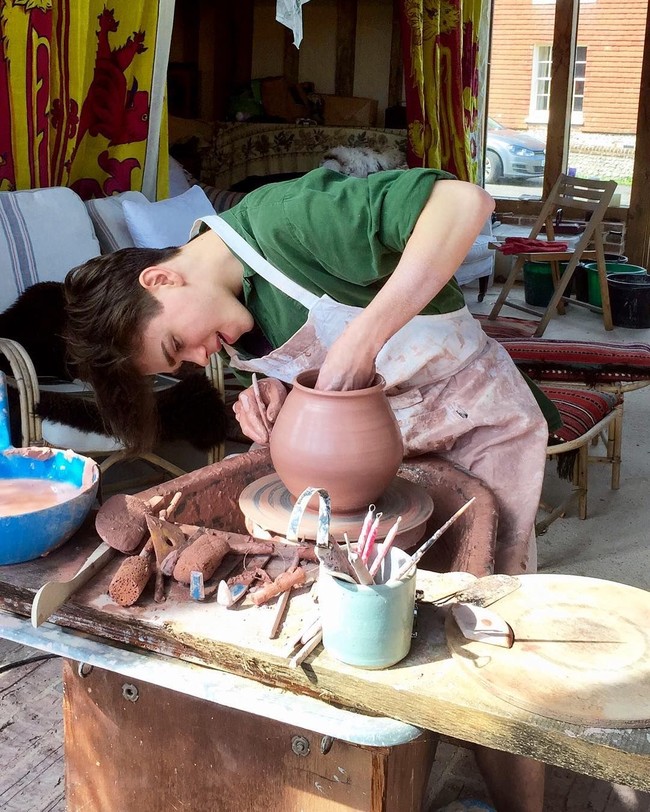 Jika kebanyakan anak bangsawan menghabiskan waktu dengan liburan mewah, berbeda dengan Sam Chatto. Pria 22 tahun itu memilih untuk mendalami kesenian keramik dan tembikar di Skotlandia. Ia pun sempat pergi ke India demi menjadi trainer yoga. Foto: Instagram @samchatto