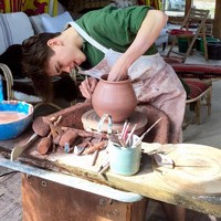 Jika kebanyakan anak bangsawan menghabiskan waktu dengan liburan mewah, berbeda dengan Sam Chatto. Pria 22 tahun itu memilih untuk mendalami kesenian keramik dan tembikar di Skotlandia. Ia pun sempat pergi ke India demi menjadi trainer yoga. Foto: Instagram @samchatto