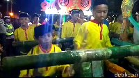 Anak-anak bersemangat ikut dalam tradisi Arakan Sahur. Ini dijadikan sebuah ajang perlombaan oleh Pemkab Kabupaten Tanjung Jabung Barat (Ferdi Almunanda/detikcom)