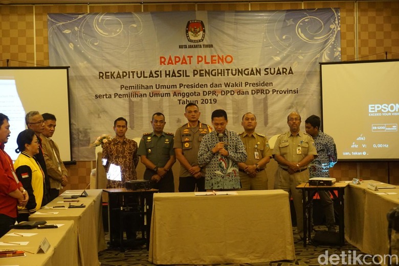 KPU Jakarta Timur dan Para Saksi Teken Deklarasi Damai Hitung Suara KPU Jakarta Timur dan Para Saksi Teken Deklarasi Damai Hitung Suara