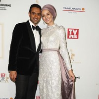 Ibu dua anak ini tidak terlahir sebagai seorang muslimah. Susan berasal dari keluarga Kristen yang taat. Di usia 17 tahun, Susan memiliki resolusi salah satunya ingin mencari tahu tentang agama lain karena ia tidak pernah diberikan pelajaran oleh kedua orangtua mengenai keyakinan lain di luar Kristen. Namun di usia 19 tahun ia memilih masuk Islam. Istri presenter ternama Australia, Waleed Aly, itu memutuskan pindah sebagai muslim setelah belajar tentang banyak agama selama dua tahun. Foto: Getty Images