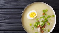 Arroz Caldo adalah menu buka puasa dari Filipina. Berupa bubur ayam yang biasa disajikan dengan telur rebus, ikan teri goreng, dan roti panggang. Arroz caldo umum dinikmati bersama keluarga. Foto: iStock