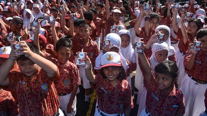 Peringati Hari Pendidikan Nasional dan Hari Susu sedunia, sejumlah universitas menyebarkan informasi pentingnya kebaikan konsumsi susu.