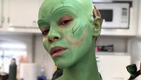 Gamora adalah alien berkulit hijau yang diadopsi oleh Thanos. Dok. Instagram/zoesaldana