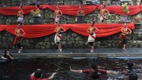 Warga di Klaten, Jawa Tengah, melaksanakan tradisi Padusan di Umbul Inggas, Cokro, Klaten, Jawa Tengah, Minggu (5/5/2019). Kegiatan itu dilakukan secara turun temurun untuk membersihkan diri saat memasuki bulan suci Ramadhan. Antara Foto/Aloysius Jarot Nugroho.