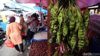 Kenaikan harga bahan pokok itu pun dikeluhkan oleh ibu-ibu. Menurut mereka harga bahan pokok yang merangkak naik di Ramadhan kali ini terasa memberatkan sebab bersamaan dengan masuknya tahun ajaran baru. Sehingga mereka pun harus menyiapkan dana untuk membayar SPP, ujian, hingga aneka kebutuhan sekolah.