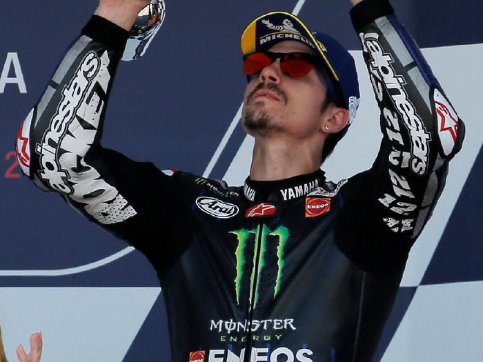 Maverick Vinales naik podium MotoGP Spanyol (REUTERS/Jon Nazca) Maverick Vinales naik podium MotoGP Spanyol (REUTERS/Jon Nazca)