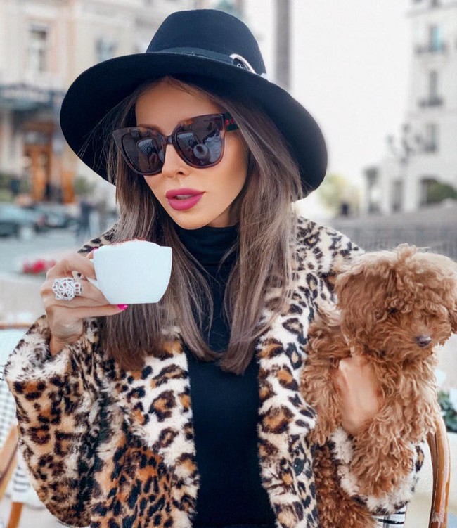 Wanita berusia 34 tahun ini kerap tampil menakjubkan dengan sederet koleksi dari desainer seperti Dior, Ralp Lauren, dan label mewah lainnya. Foto: Instagram @veronikaorchid