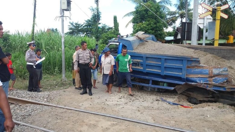 Truk Tersambar KA Malioboro Ekspres di Tulungagung, Pengemudi Selamat Truk Tersambar KA Malioboro Ekspres di Tulungagung, Pengemudi Selamat