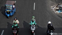 Driver Go-Jek melintas di salah satu ruas jalan di Jakarta.