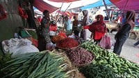 Sejumlah ibu-ibu nampak berbelanja kebutuhan pokok di Pasar Baru, Kota Bekasi, Senin (6/5/2019).