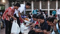 Jelang berbuka, panitia masjid terus membagikan nasi kotak untuk warga yang sudah memenuhi halaman masjid Istiqlal.