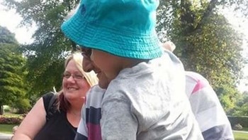 Orang tua digendong? Ternyata bayi digendong. Foto: via Trend Chaser