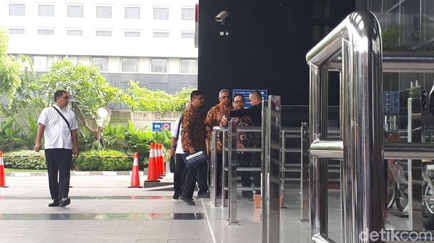 Dirut PLN nonaktif Sofyan Basir didampingi sejumlah orang di gedung KPK, Jakarta, Senin (6/5/2019)