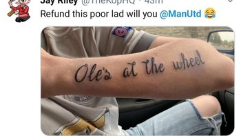Meme ini mencibir fans MU yang percaya banget dengan Ole sampai bikin tatonya. (Foto: Internet/Twitter)