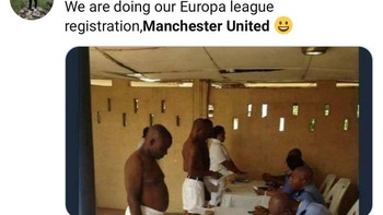 Yang ini mengibaratkan pemain MU sedang daftar Liga Europa usai gagal ke Liga Champions musim depan. (Foto: Internet/Twitter)