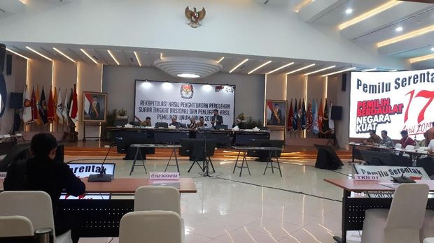  Panel pertama dilakukan di lantai 2 ruang sidang KPU. Sedangkan panel ke dua dilakukan di tenda lantai 1 KPU.