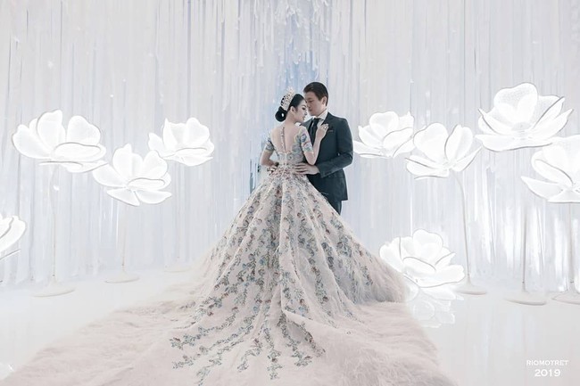 Gaun adibusana itu hadir dengan detail embroidery berhias payet di sepanjang gaunnya. Semakin mewah karena gaun tampil dengan rok megah, panjang menyapu lantai. Foto: Dok. Rio Motret