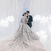 Gaun adibusana itu hadir dengan detail embroidery berhias payet di sepanjang gaunnya. Semakin mewah karena gaun tampil dengan rok megah, panjang menyapu lantai. Foto: Dok. Rio Motret