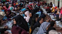 Usai berbuka, para warga yang hadir terlihat sangat semringah.