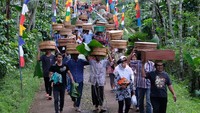 Warga mengusung Tenong berisi berbagai jenis makanan saat tradisi Nyadran Tenong Kembangsari di Desa Kembangsari, Kandangan, Temanggung, Jateng, Jumat (3/5/2019). Tradisi Nyadran yang diikuti oleh ribuan masyarakat petani kopi tersebut sebagai wujud rasa syukur kepada Tuhan YME atas kesejahteraan dan kemakmuran sekaligus sebagai ungkapan sukacita menyambut datangnya bulan suci Ramadan. Antara Foto/Anis Efizudin.