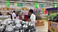 Jokowi Lihat-lihat Panci Aluminium hingga Wajan Antilengket di Supermarket